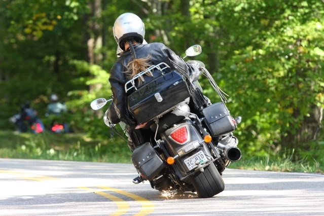 Le "Darksiding" : quand des motards montent des pneus de voiture sur leur moto