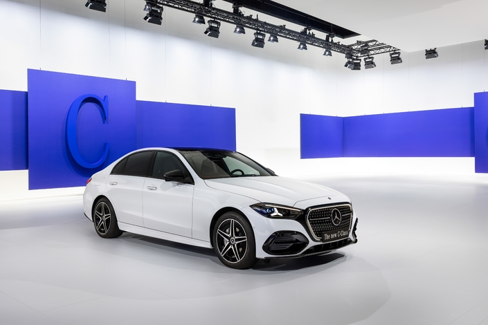 La Classe C type W205 poursuit sa carrière, en parallèle du nouvel opus 100 % électrique, dans une version assez largement revue.