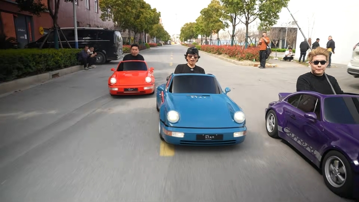 Ces Porsche miniatures de 75 ch atteignent jusqu'à 120 km/h