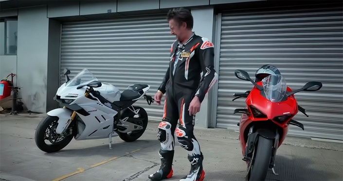 Richard Hammond teste la ZX Moto 820RR face à une Ducati Panigale V2… et sort « stupéfait »