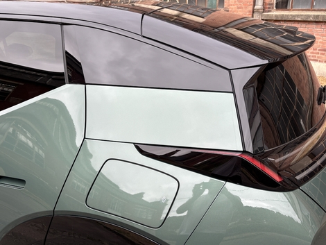 Ces nombreuses pièces de carrosserie témoignent de ce design atypique.