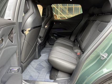 Le X exploite bien les places arrière. Deux adultes voyageront avec un bon niveau de confort et de l’espace aux jambes.