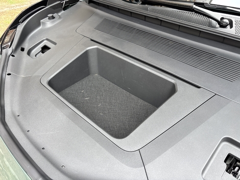 Le frunck de 15 litres est vraiment petit et ranger un cable requiert de la discipline.