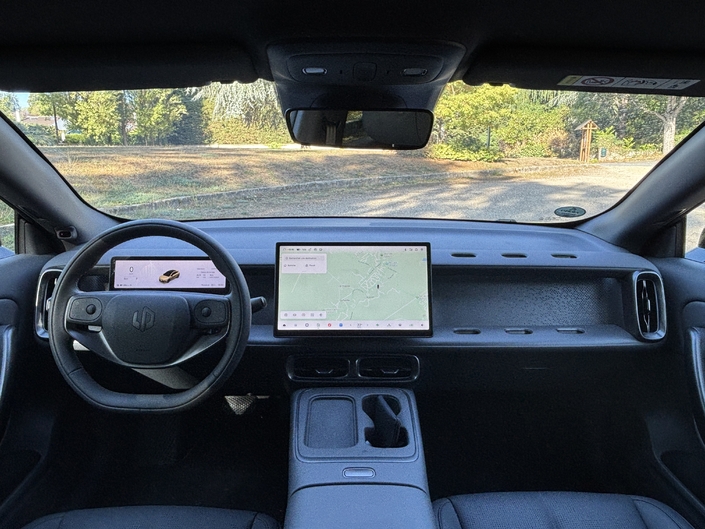 Ne cherchez pas de bouton sur la planche de bord, il n’y en a pas. Tout passe par l’écran multimédia, ce qui complique l’ergonomie. La qualité des matériaux est basique.