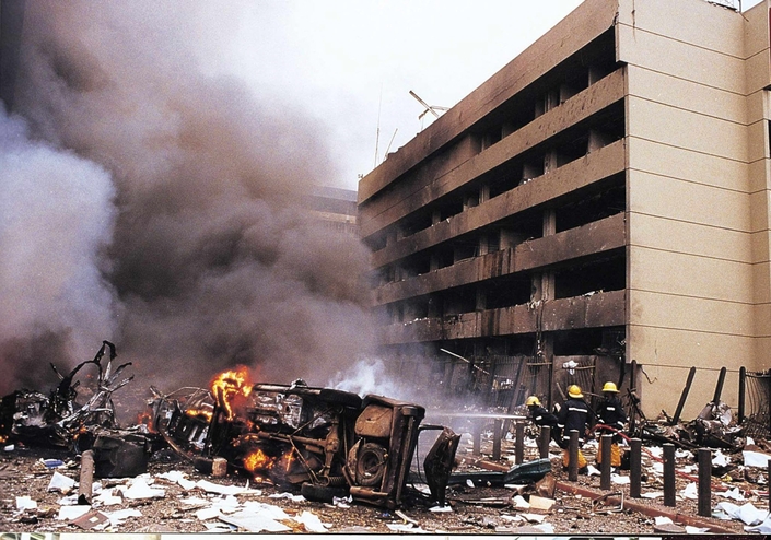 Sous les carcasses de voitures et sous les décombres des immeubles souflés par l'explosion, on recensera à Nairobi 213 morts et plus de 4500 blessés - Crédit Maxppp