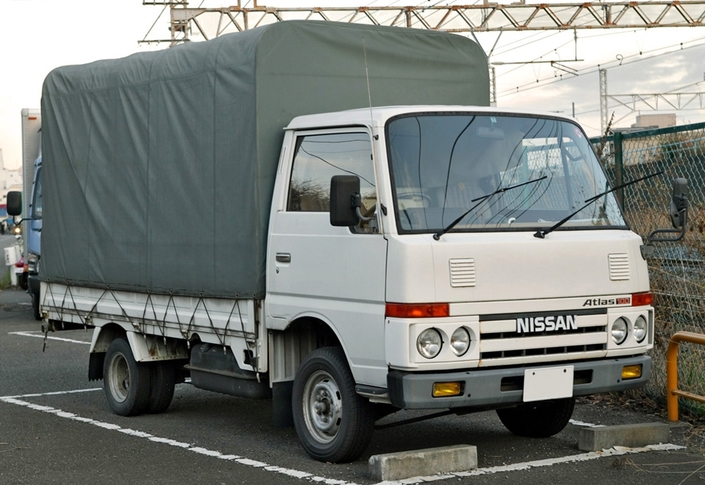 Les terroristes qui ont opéré à Dar-es-Salaam ont carrossé spécialement un Nissan Atlas (un modèle de ce type) pour transporter la bombe - Crédit WikipediaCommons