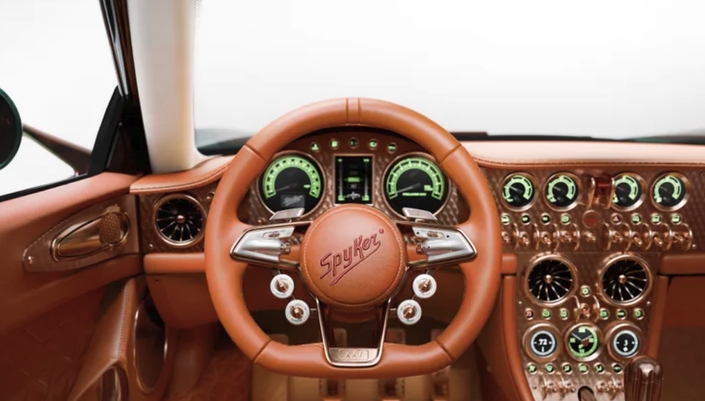 A l’intérieur, on retrouve un style typiquement Spyker et une belle boîte manuelle.