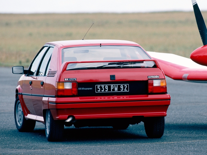 De l'arrière, le badge sert à identifier la Citroën BX GTI à 16 Soupapes. C'est tout ! De plus, à 0.35, le Cx n'est pas une qualité première.