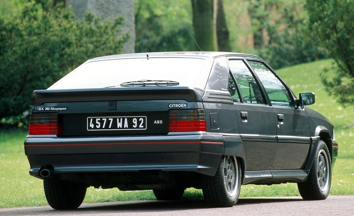 La mise à jour de 1990 apporte à la BX 16 Soupapes des feux arrière à la partie haute fumée, des enjoliveurs de montant arrière et un nouveau béquet mieux intégré.