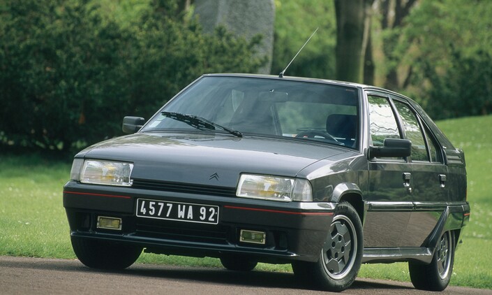 En 1990, la Citroën BX 16 Soupapes perd la mention GTI et gagne une suspension affermie alliée à une présentation revue (jantes, boucliers).