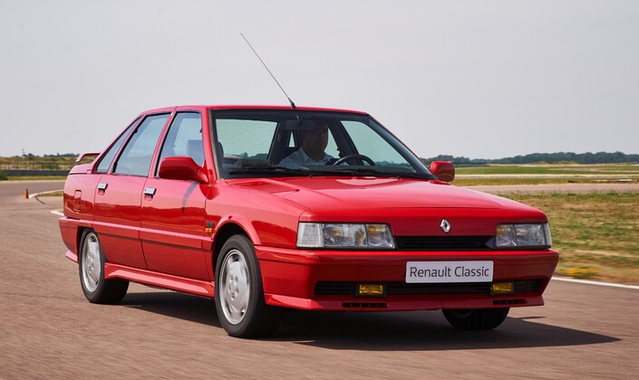 La R21 Turbo séduit non seulement par le souffle de son moteur mais aussi l'efficacité de son comportement routier, le châssis ayant été dûment préparé.