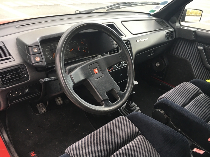 Le tableau de la Citroën BX à 16 Soupapes comporte une inscription ad-hoc face au passager. La présentation est plaisante mais l'assemblage manque de précision.