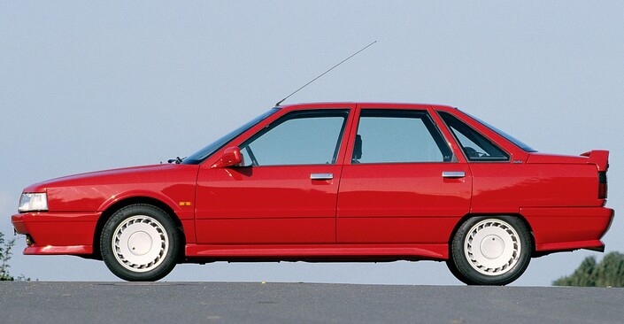 Pas d'angles non plus pour la R21 Turbo, lancée en 1987,, mais un kit carrosserie complet, la face avant, les boucliers, les bas de caisse, les jantes de 15 et le béquet arrière la distinguant des autres versions.