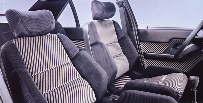 La sellerie rayée de la Citroën BX 16 Soupapes, GTI ou pas, est valorisante et résistante. Tant mieux, car la finition demeure légère.