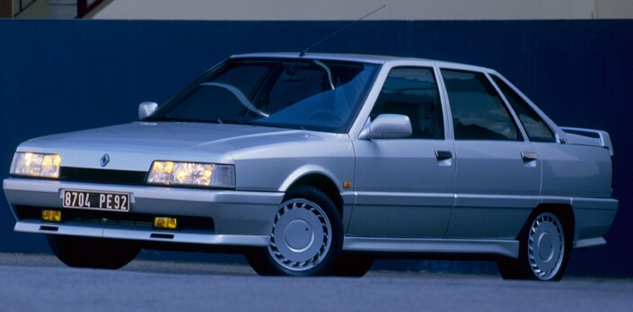 En Turbo, la R21 bénéficie d'un museau spécifique, calqué sur celui du concept Orca de Giugiaro. Il annonce dès 1987 le restylage de 1989.
