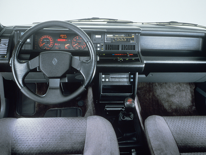 Le premier tableau de bord de la R21 Turbo (de 1987 à 1989) pâtit d'une qualité de fabrication exécrable, mais la présentaton est moins moche que celle des autres versions.