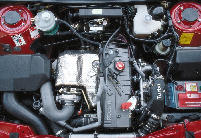 Longitudinal, le 2,0 l de la R21 Turbo est très robuste, plus que le turbo, heureusement très accessible.