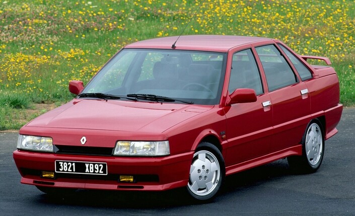 En 1989, la R21 Turbo est légèrement modifiée, gagnant par exemple de nouvelles jantes et des écopes élargies sur la la lame de bouclier.