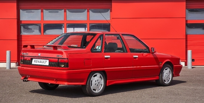 En 1989, la R21 Turbo adopte de nouveau feux arrière ainsi qu'un béquet détaché de la malle sur les côtés.