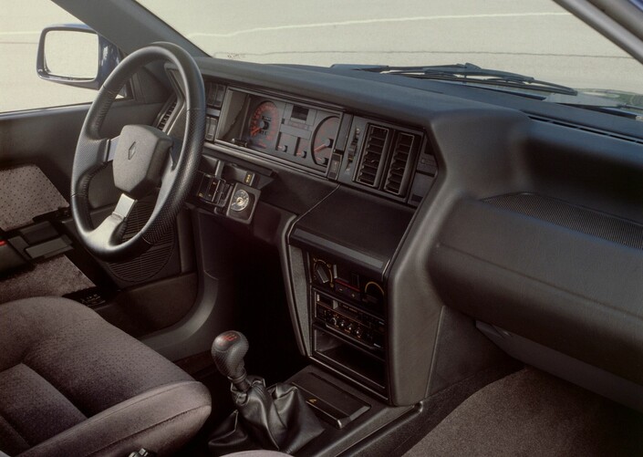 Le 2e tableau de bord de la R21 Turbo (à partir de 1989) gagne très nettement en qualité générale, mais son agencement devient moins logique, l'autoradio et les commandes de chauffage étant déplacées vers le bas.