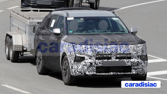 Les nouveaux prototypes du Hyundai Tucson 5 présents dans les Alpes autrichiennes laissent apparaître un petit peu plus de détail au niveau du système d’éclairage et l’on peut voir aussi une petite partie de la planche de bord et du volant de ce modèle.