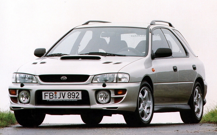 Celle qui a popularisé Subaru en France, c'est elle, l'Impreza GT. Ici, une 5 portes de 1998.