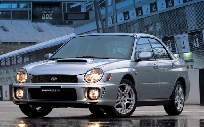 Mais quelle mouche a piqué Subaru ? L'Impreza WRX déconcerte totalement lors de son lancement en 2000 à cause de ses projecteurs ronds vite surnommés "bug eyes".