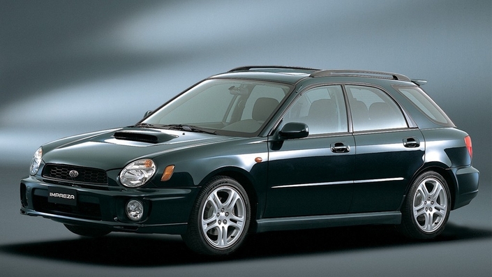 La Subaru Impreza WRX se décline aussi en break, qui ne perd pas en sportivité même si le poids augmente quelque peu. Ici en 2001.