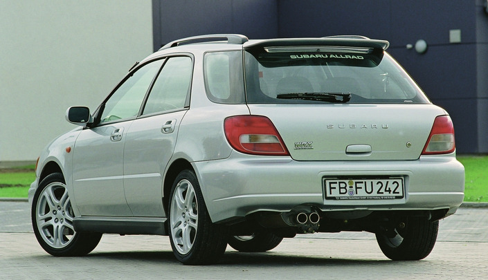 Vu de l'arrière, le break Subaru Impreza WRX semble bien sage, mais les 218 ch sont bien là. Le coffre rétrécit de 400 l à 365 l mais peut passer à 1 265 l quand on rabat les sièges.