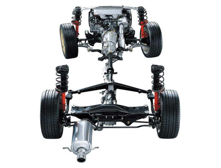 La Subaru Impreza WRX adopte une transmission intégrale à 3 différentiels comme sa devancière. La suspension arrière à jambes de force rappelle furieusement celle de la Lancia Delta Integrale !