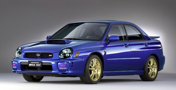 Fin 2001, la Subaru Impreza débarque en version STI (STI 7 pour les puristes), affûtée comme jamais (265 ch) et dotée de jantes dorées.