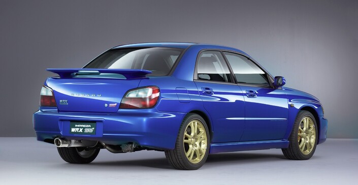 Vue de l'arrière, la Subaru Impreza WRX STI, ici en 2001, semble presque sage. Mais sa transmission intégrale adopte des différentiels autobloquants.