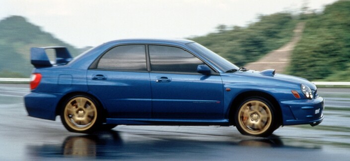 Ah, la WRX STI vous semble un peu trop discrète ? Alors il faut la prendre en Prodrive Style, avec de nouveaux boucliers et surtout un énorme aileron arrière !