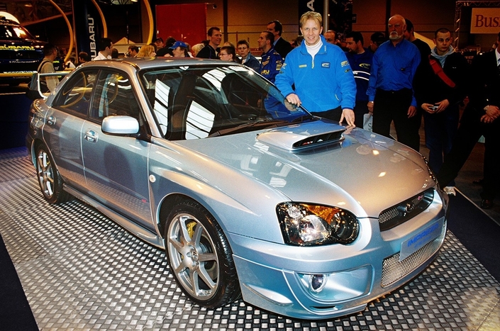 En 2004, la Subaru Impreza STI a droit à une série spéciale Petter Solberg (le pilote que l'on voit ici) dotée d'un différentiel DCCD paramétable manuellement. 80 unités seulement pour la France.