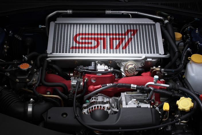 Le moteur de la Subaru Impreza WRX, c'est du costaud, si la maintenance est soignée et les temps de chauffe ainsi que de refroidissement respectés. Dans la STI, on peut projeter de l'eau sur l'échangeur via une touché dédiée.