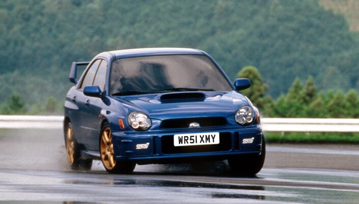 La conduite de l'Impreza STI, ici une auto de 2002, c'est toujours un grand moment grâce à la vitalité du flat-four et la suprême efficacité du châssis.