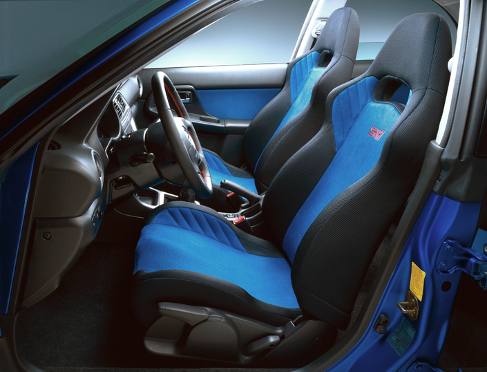 Des sièges fort plaisants pour la Subaru Impreza WRX STI en raison de leur excellent maintien et de leur fermeté bien jugée. La partie bleue en Alcantara est perforée pour ventiler un peu le dos.