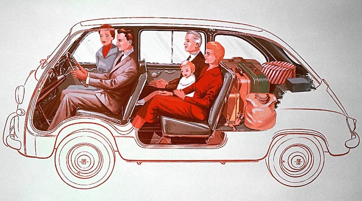 En configuration 4/5 places, la Fiat 600 Multipla préserve un vaste coffre entre la banquette et le moteur arrière dans sa carrosserie ovoïde.