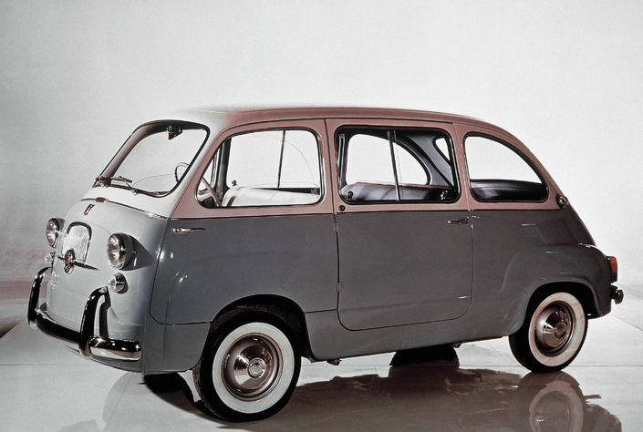 La Fiat 600 D Multipla diffère de la variante originelle par ses clignos et surtout son moteur poussé à 767 cm3 et 29 ch, en novembre 1959.