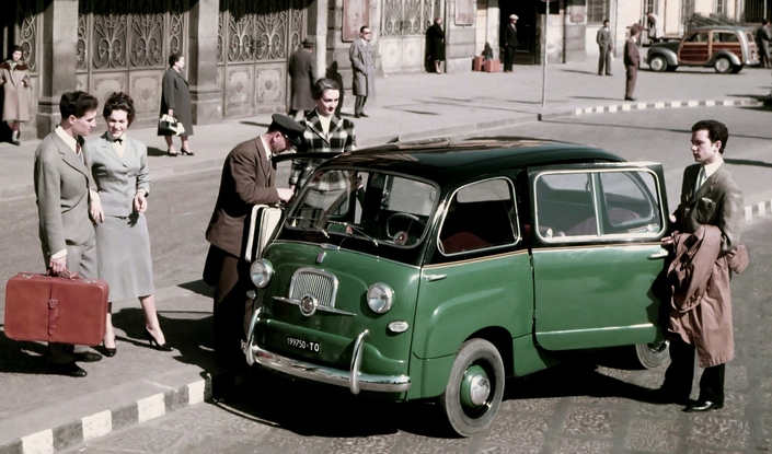 Les taxis italiens plébisciteront la Fiat 600 Multipla qui dès 1956 remplace la 500 Belvédère que l'on aperçoit en arrière-plan.