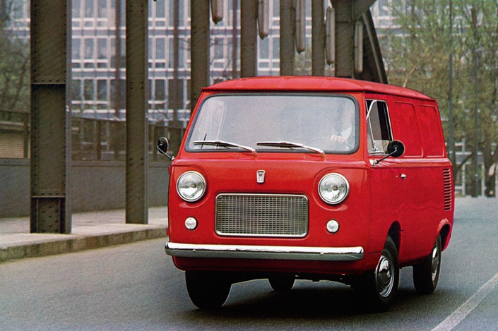 En 1962, Fiat dérive de la Multipla l'utilitaire 600T, qui évoluera jusqu'à devenir la 900E, à 8 places, produite jusqu'en 1985.