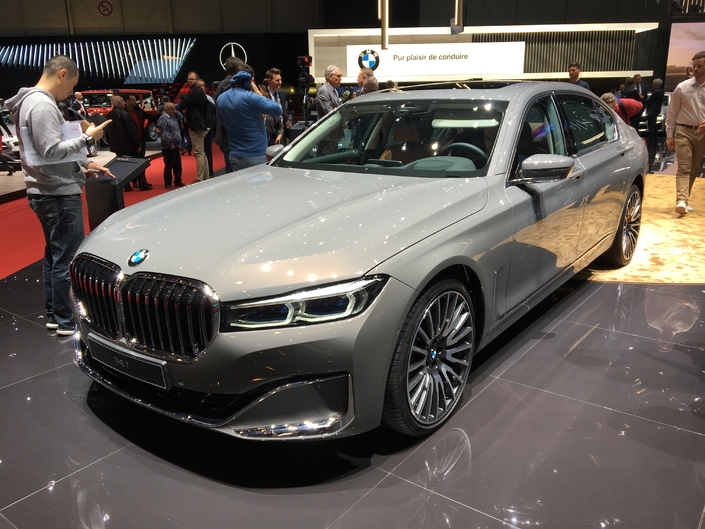 BMW Série 7 restylée : le navire amiral - Vidéo en direct du Salon de Genève 2019