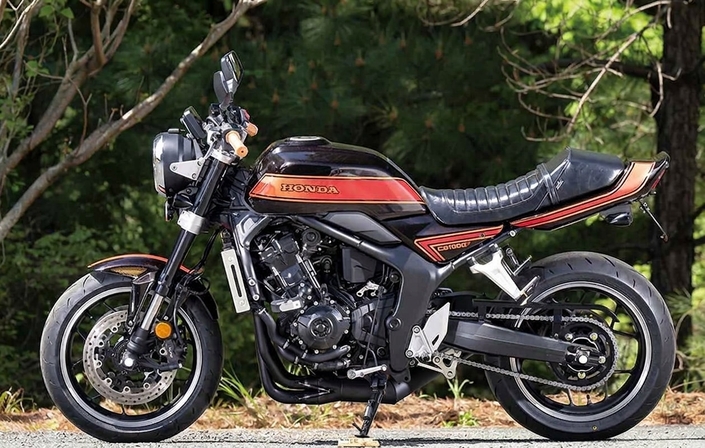 Ligne Moriwaki, peinture pailletée et queue de canard : la nouvelle Honda CB1000F sublimée par Daytona