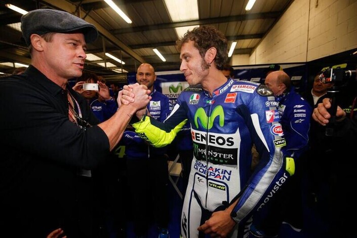 « Je donnerais tout pour être comme lui » : la folle déclaration de Brad Pitt à Valentino Rossi !