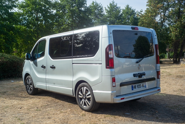 Le Renault Trafic Escapade est-il un van minimaliste ou un monospace à la défiscalisation maximaliste ?