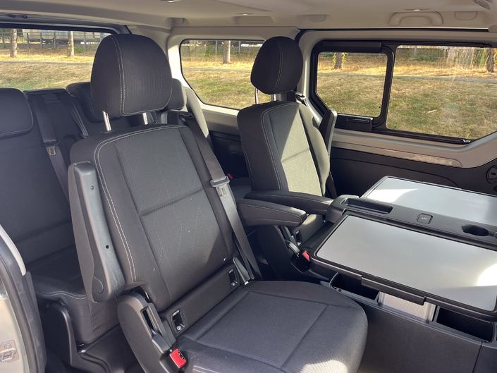 Des sièges « Captain chair » au deuxième rang et une banquette extra large troisième.