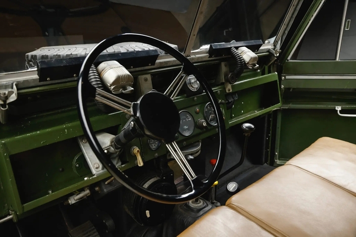 Qui veut l’ancien Land Rover de Daniel Craig ?