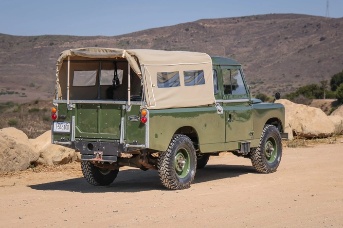 Qui veut l’ancien Land Rover de Daniel Craig ?