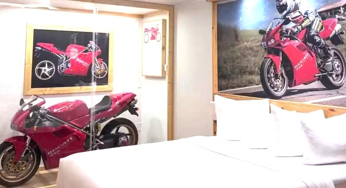 Hôtel de dingue : vous dormez… avec une Ducati 916 ou une MV Agusta dans la chambre