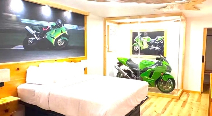 Hôtel de dingue : vous dormez… avec une Ducati 916 ou une MV Agusta dans la chambre